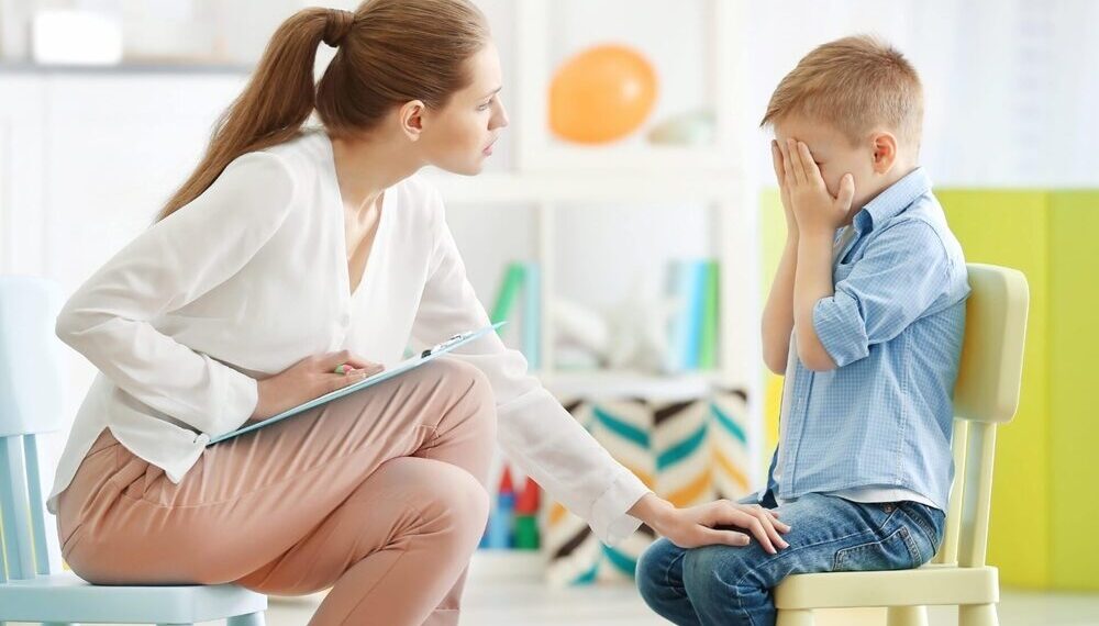 Părinții care refuză consilierea psihologică pentru copii ar putea ajunge la închisoare