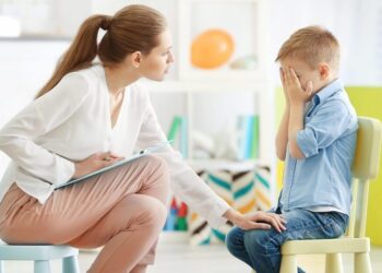 Părinții care refuză consilierea psihologică pentru copii ar putea ajunge la închisoare