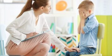 Părinții care refuză consilierea psihologică pentru copii ar putea ajunge la închisoare