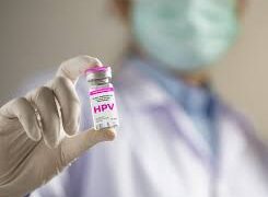 Vaccinarea anti-HPV devine gratuită pentru tinerii între 11 și 26 de ani