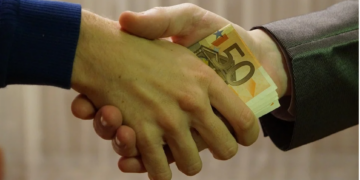 Reținere pentru trafic de influență: inculpatul este avocat în Baroul Galați