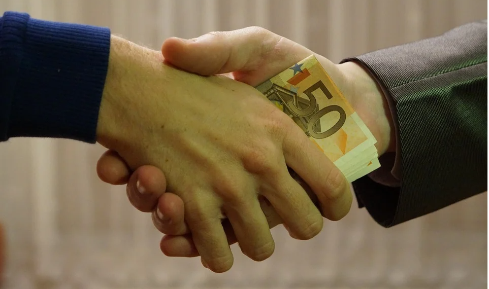 Reținere pentru trafic de influență: inculpatul este avocat în Baroul Galați