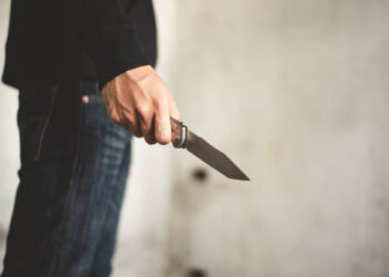 Scena groazei cu cuțitul în mână: teroare într-o gospodărie din Bihor