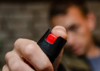 Jaf în stil mafiot la Oradea: țigări furate și violență cu spray lacrimogen!