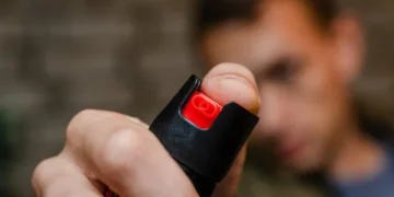 Jaf în stil mafiot la Oradea: țigări furate și violență cu spray lacrimogen!