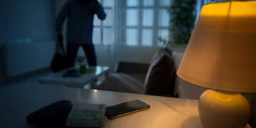 Atacat și jefuit în propria casă: un bătrân din Oradea, victima unor tineri violenți