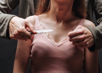 Scene de coșmar în Bihor: minor bătut în parc, tânără sechestrată, viol filmat pe telefon