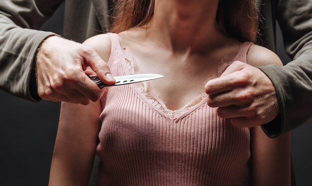 Scene de coșmar în Bihor: minor bătut în parc, tânără sechestrată, viol filmat pe telefon