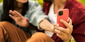 Violență pentru un cod PIN: Tribunalul Bihor condamnă un adolescent de 16 ani