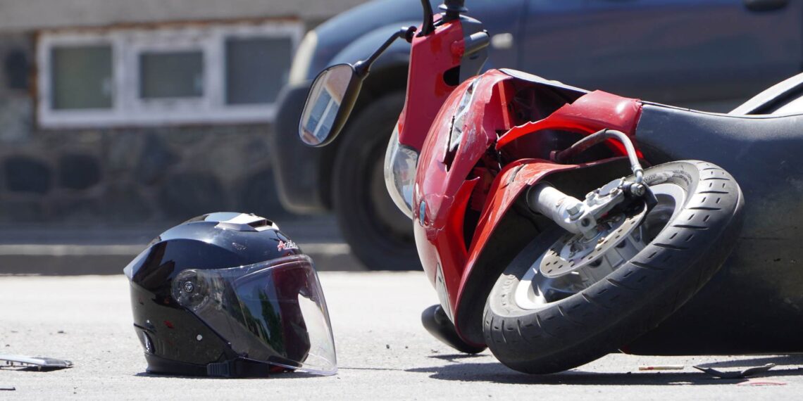 Accident rutier în Brusturi: mopedist fără permis, rănit și transportat la spital