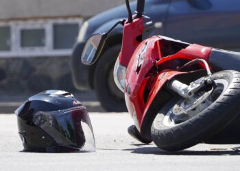 Accident rutier în Brusturi: mopedist fără permis, rănit și transportat la spital