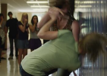 Două liceene s-au bătut până la sânge în sala de clasă: Motivul ? O scânteie care a aprins violența