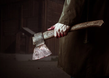 Urme de sânge, martori înmărmuriți: Un bărbat a încercat să își omoare vecinul cu toporul