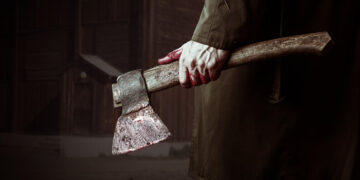 Urme de sânge, martori înmărmuriți: Un bărbat a încercat să își omoare vecinul cu toporul