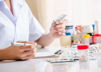 Rețeta pe hârtie devine istorie: medicamentele compensate pot fi ridicate doar cu cardul de sănătate