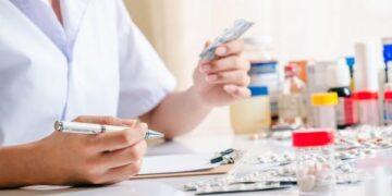 Rețeta pe hârtie devine istorie: medicamentele compensate pot fi ridicate doar cu cardul de sănătate