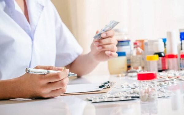 Rețeta pe hârtie devine istorie: medicamentele compensate pot fi ridicate doar cu cardul de sănătate
