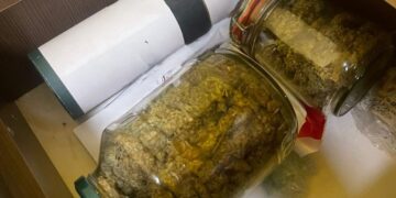 Flagrant și arest preventiv în Oradea: doi bărbați reținuți pentru trafic de droguri de risc și mare risc