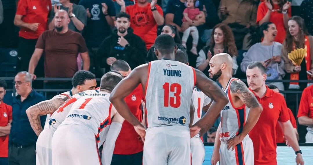 Greu cu U Cluj; Suporterii orădenilor n-au ezitat să taxeze arbitrajul scandând: „Hoții, Hoții”!