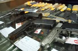 Legea care modifică regimul armelor și munițiilor a fost promulgată: interdicții pentru inculpații în dosare penale