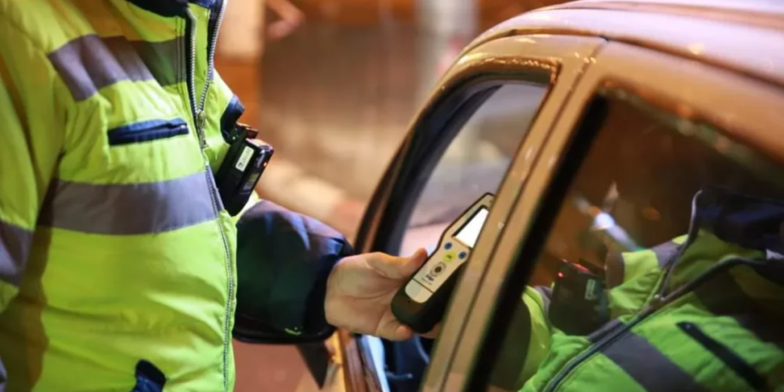 Reținut de polițiști, după ce a fost depistat în trafic, în timp ce conducea, cu permisul suspendat, sub influența alcoolului și după ce ar fi consumat substanțe psihoactive.