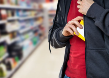 Arest la domiciliu pentru un adolescent de 15 ani, recidivist, acuzat de tâlhărie