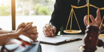 CCR hotărește :  propunerea ca Instanțele să nu mai poată reduce din oficiu onorariile avocaților incluse în cheltuielile de judecată a fost declarată neconstituțională. UNBR  ia act de decizie.