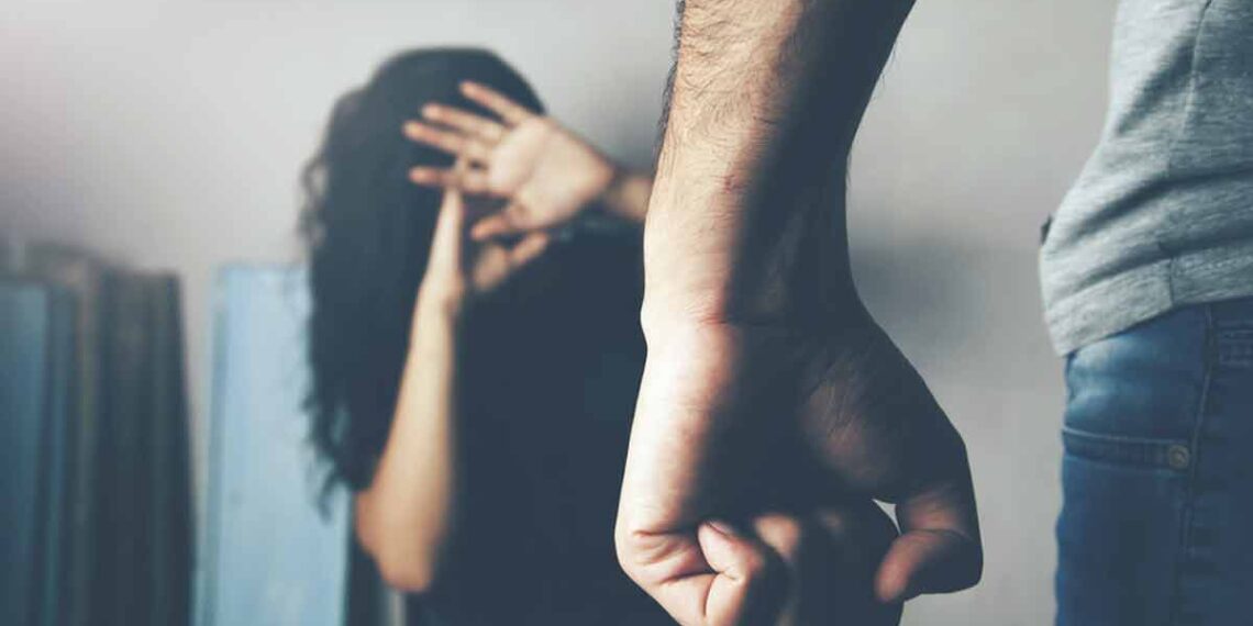 Scandal cu alcool, violență și agresiune: Pedeapsă blândă pentru un bărbat violent ce a lovit două femei și a sfidat legea