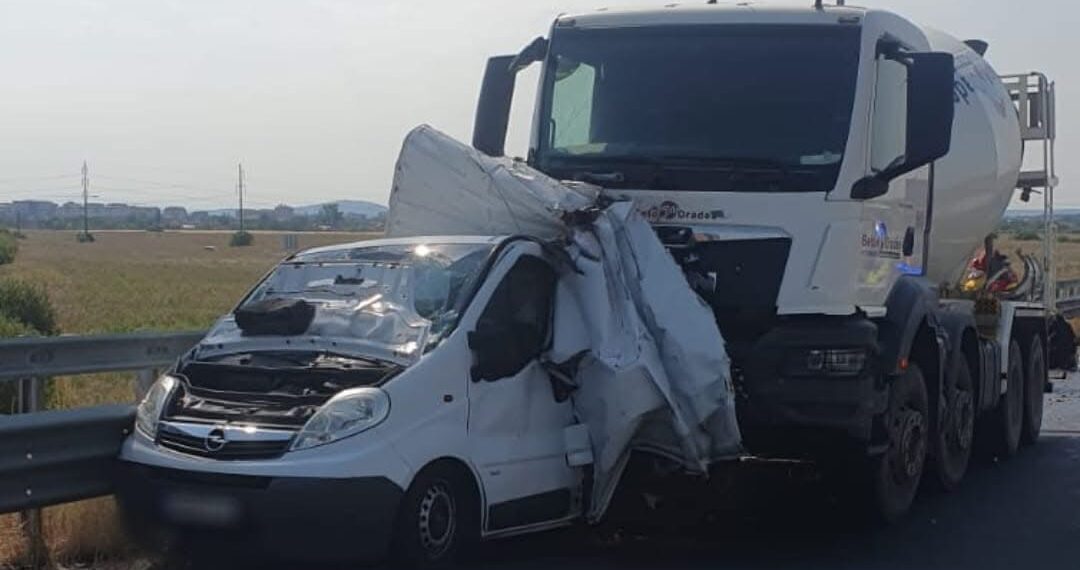 UPDATE: Un pieton a decedat. Momente de groază pe DEx16, lângă Oradea: pietoni loviți în plin de un camion