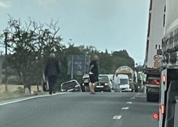 Accident între un camion și un autoturism pe DN 79, în apropiere de Inand – două persoane au fost rănite