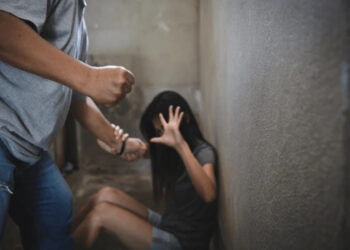 Scene de groază în Bihor: Femeie bătută cu toporul, dar agresorul scapă