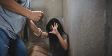 Scene de groază în Bihor: Femeie bătută cu toporul, dar agresorul scapă