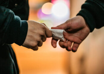 Trafic de droguri în familie: Minor folosit pentru vânzarea de canabis