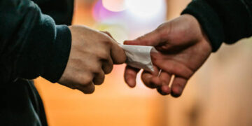 Trafic de droguri în familie: Minor folosit pentru vânzarea de canabis