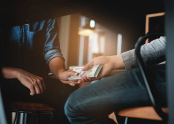 Șantaj moral pe bani grei: Un unchi își răzbună nepoata sedusă de un adult