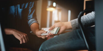 Șantaj moral pe bani grei: Un unchi își răzbună nepoata sedusă de un adult