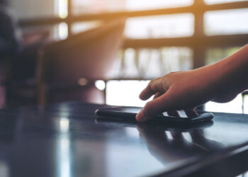 Aveți grijă unde vă lăsați telefoanele! Justiția a decis: doi tineri condamnați pentru furt și retrageri bancare ilegale