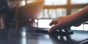 Aveți grijă unde vă lăsați telefoanele! Justiția a decis: doi tineri condamnați pentru furt și retrageri bancare ilegale