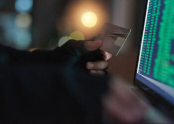 Hoț de carduri, condamnat! Și-a luat haine de firmă cu banii altuia. N-a apucat să le poarte prea mult…