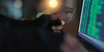 Hoț de carduri, condamnat! Și-a luat haine de firmă cu banii altuia. N-a apucat să le poarte prea mult…