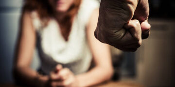 Agresiune în plină zi: femeie lovită, dar Curtea de Apel Oradea îl iartă pe agresor