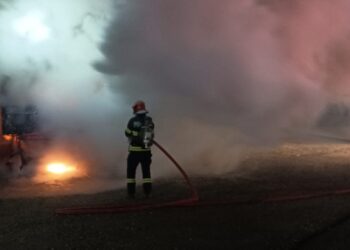 Incendiu la un TIR aflat în mers, pe strada Ogorului din Oradea