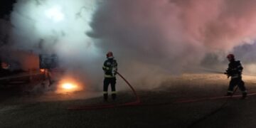Incendiu la un TIR aflat în mers, pe strada Ogorului din Oradea