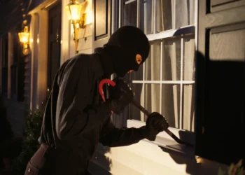 Să fie justiția prea aspră? O serie de jafuri mărunte trimit o femeie după gratii