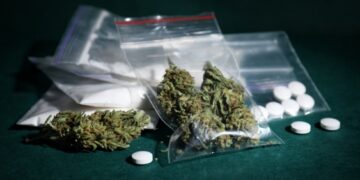 Dealerul de la bloc: Orădean prins cu iarbă în balcon și amfetamină în buzunar