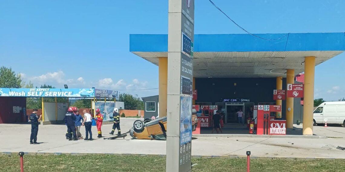 Accident rutier în Fegernic: Mașină răsturnată lângă o benzinărie