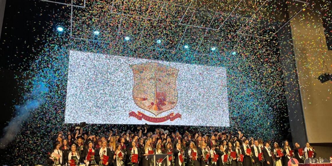 O nouă generație de absolvenți a încheiat capitolul studenției la Facultatea de Drept din Oradea