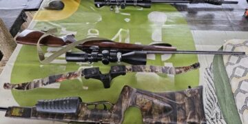 Arsenal de arme și trofee de vânătoare descoperit în urma unor percheziții în Bihor: un bărbat reținut