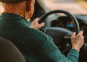 Reținut la 73 de ani pentru conducere fără permis ! Polițiștii l-au surprins în trafic, în plină zi.