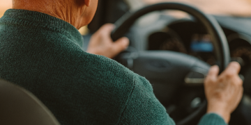 Reținut la 73 de ani pentru conducere fără permis ! Polițiștii l-au surprins în trafic, în plină zi.